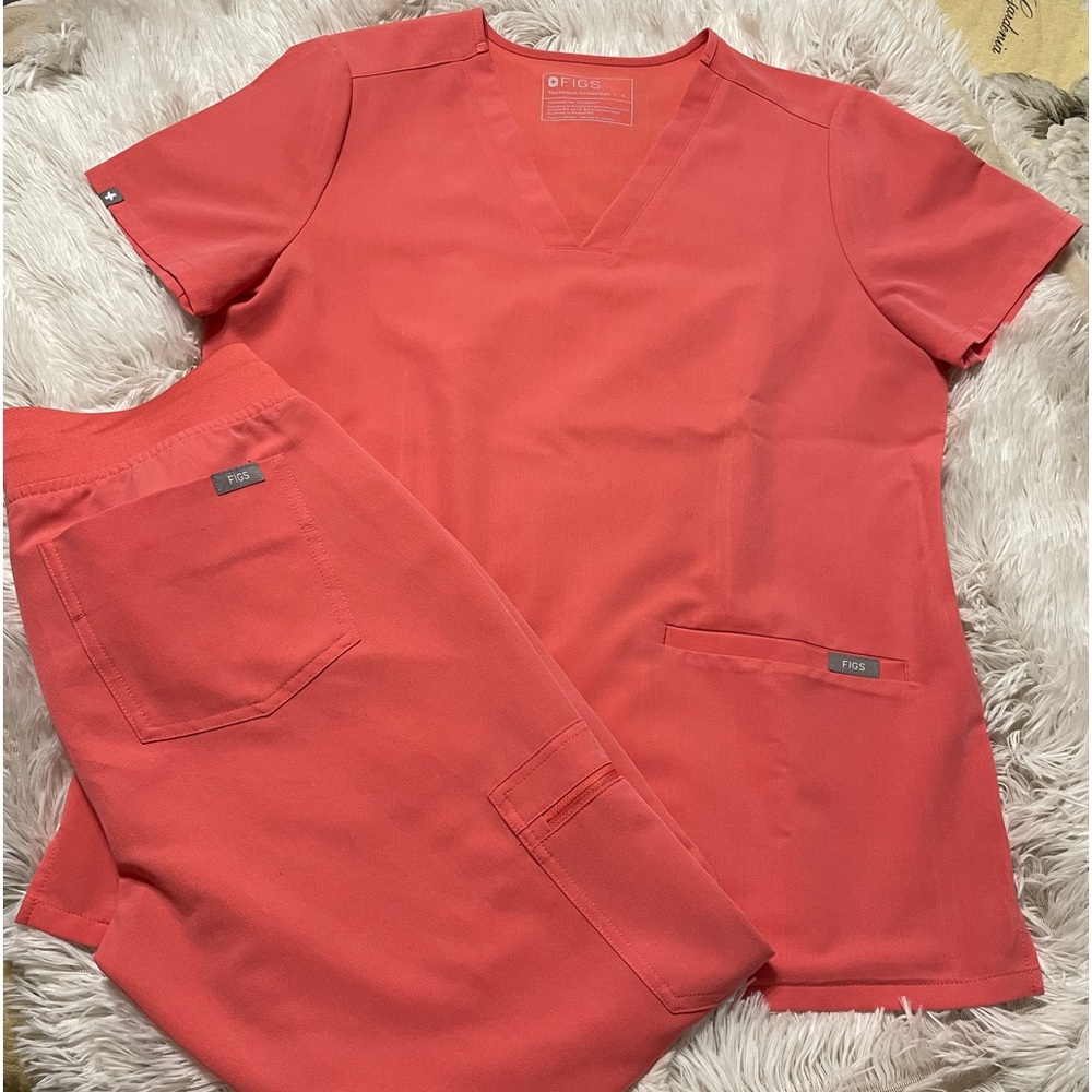 Figs scrub set, top is a size small and bottoms are a xsp coral in color